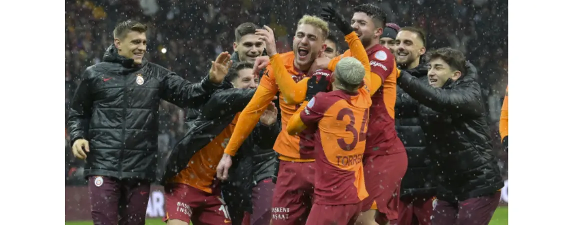 Galatasaray evinde 12'den vurdu