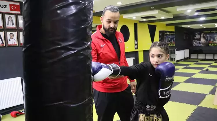 Babasının zoruyla başladığı muaythaide şampiyon oldu