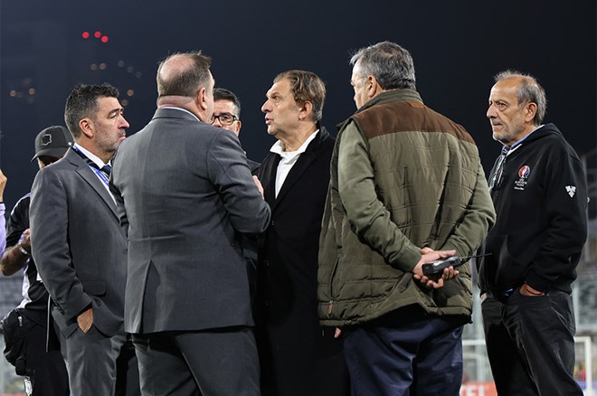 Dünya bu maçı konuşuyor: Taraftarlar sahaya indi, 2 kişi hayatını kaybetti