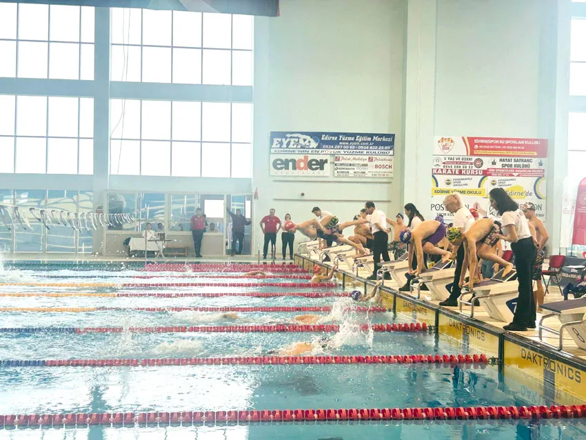 Yıldız yüzücüler şampiyonluk için yarıştı